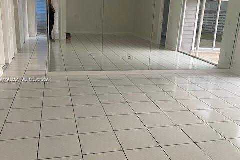 House in Miami, Florida 4 bedrooms, 167.13 sq.m. № 2024060 - photo 5