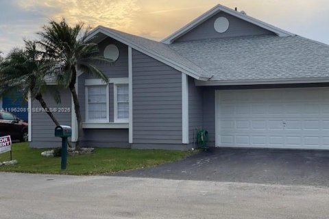 House in Miami, Florida 4 bedrooms, 167.13 sq.m. № 2024060 - photo 2