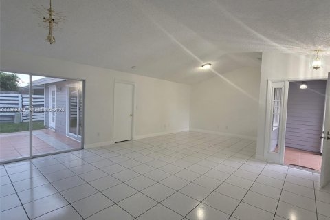 House in Miami, Florida 4 bedrooms, 167.13 sq.m. № 2024060 - photo 28
