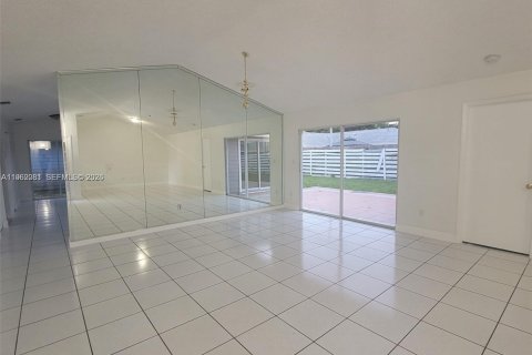 House in Miami, Florida 4 bedrooms, 167.13 sq.m. № 2024060 - photo 27