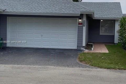 House in Miami, Florida 4 bedrooms, 167.13 sq.m. № 2024060