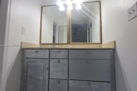 House in Miami, Florida 4 bedrooms, 167.13 sq.m. № 2024060 - photo 8