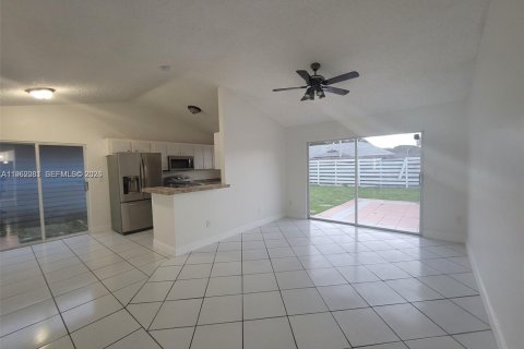House in Miami, Florida 4 bedrooms, 167.13 sq.m. № 2024060 - photo 10