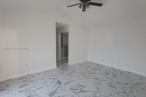 House in Miami, Florida 4 bedrooms, 167.13 sq.m. № 2024060 - photo 26