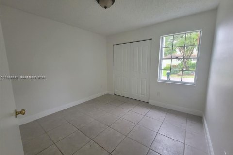 House in Miami, Florida 4 bedrooms, 167.13 sq.m. № 2024060 - photo 15
