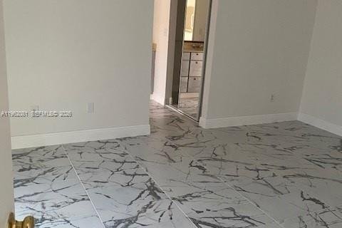 House in Miami, Florida 4 bedrooms, 167.13 sq.m. № 2024060 - photo 7