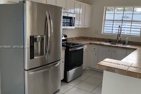 House in Miami, Florida 4 bedrooms, 167.13 sq.m. № 2024060 - photo 13