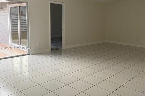 House in Miami, Florida 4 bedrooms, 167.13 sq.m. № 2024060 - photo 25