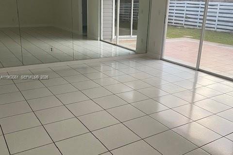 House in Miami, Florida 4 bedrooms, 167.13 sq.m. № 2024060 - photo 6