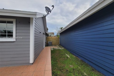 House in Miami, Florida 4 bedrooms, 167.13 sq.m. № 2024060 - photo 23