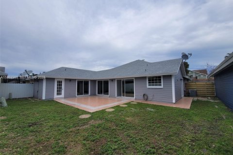 House in Miami, Florida 4 bedrooms, 167.13 sq.m. № 2024060 - photo 21