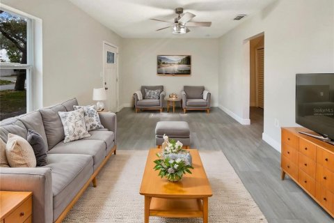 House in Tampa, Florida 2 bedrooms, 88.91 sq.m. № 1773130 - photo 2