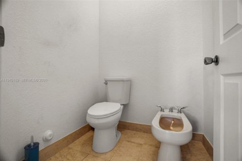 Casa en venta en Miami, Florida, 4 dormitorios, 269.14 m2 № 1999513 - foto 30