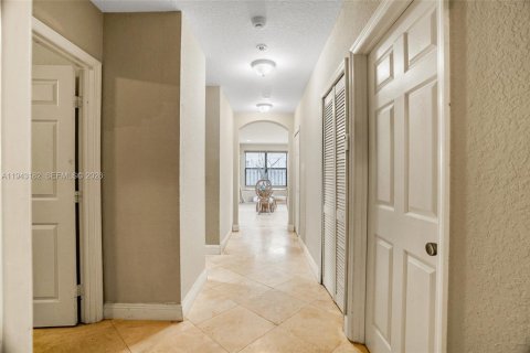 Casa en venta en Miami, Florida, 4 dormitorios, 269.14 m2 № 1999513 - foto 18