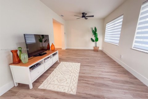 House in Tamarac, Florida 3 bedrooms № 2003268 - photo 7