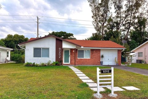 House in Tamarac, Florida 3 bedrooms № 2003268 - photo 18