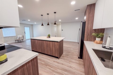 House in Tamarac, Florida 3 bedrooms № 2003268 - photo 5