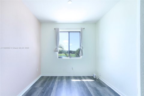 Снять в аренду таунхаус в Хомстед, Флорида 3 спальни, 142.14м2, № 1943515 - фото 25