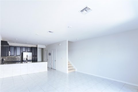 Снять в аренду таунхаус в Хомстед, Флорида 3 спальни, 142.14м2, № 1943515 - фото 15