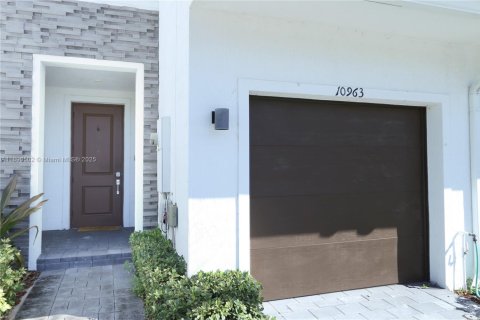 Снять в аренду таунхаус в Хомстед, Флорида 3 спальни, 142.14м2, № 1943515 - фото 5