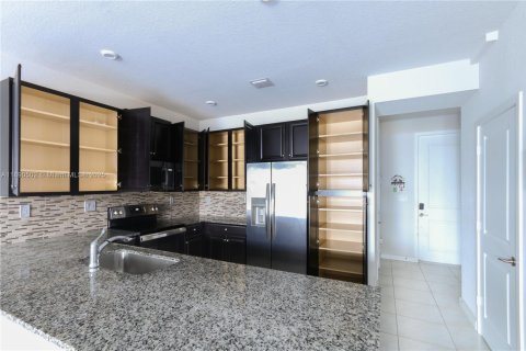 Снять в аренду таунхаус в Хомстед, Флорида 3 спальни, 142.14м2, № 1943515 - фото 9