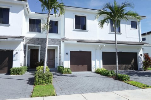 Снять в аренду таунхаус в Хомстед, Флорида 3 спальни, 142.14м2, № 1943515 - фото 3