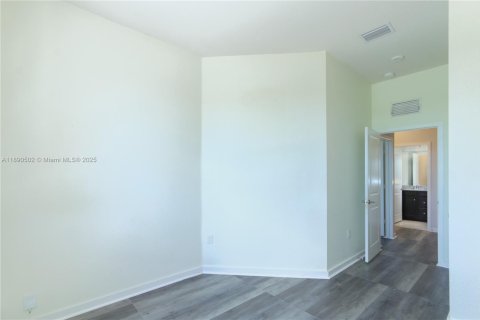 Снять в аренду таунхаус в Хомстед, Флорида 3 спальни, 142.14м2, № 1943515 - фото 27