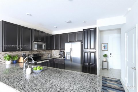 Снять в аренду таунхаус в Хомстед, Флорида 3 спальни, 142.14м2, № 1943515 - фото 8