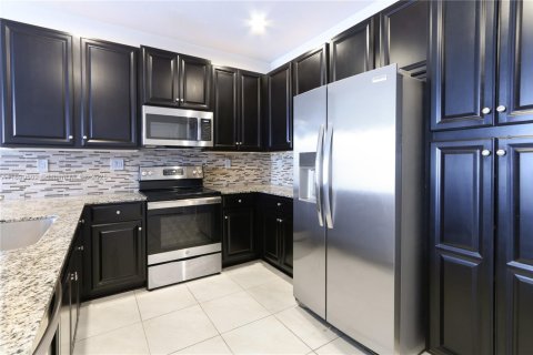 Снять в аренду таунхаус в Хомстед, Флорида 3 спальни, 142.14м2, № 1943515 - фото 10