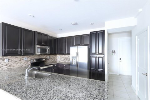 Снять в аренду таунхаус в Хомстед, Флорида 3 спальни, 142.14м2, № 1943515 - фото 7