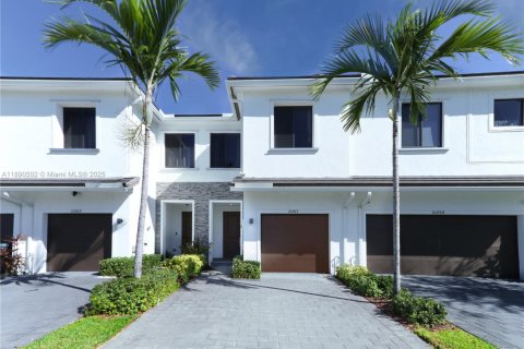 Снять в аренду таунхаус в Хомстед, Флорида 3 спальни, 142.14м2, № 1943515 - фото 2