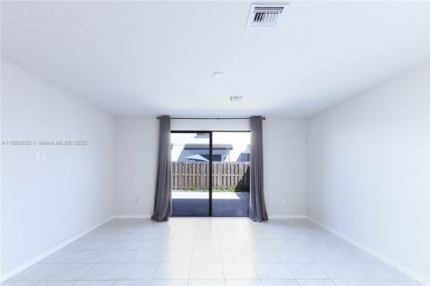 Снять в аренду таунхаус в Хомстед, Флорида 3 спальни, 142.14м2, № 1943515 - фото 11