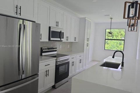 Casa en venta en Lehigh Acres, Florida, 3 dormitorios, 142.6 m2 № 2017291 - foto 10