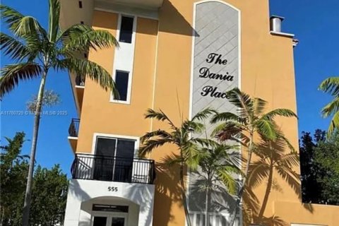 Condo in Dania Beach, Florida, 3 bedrooms  № 1726422 - photo 1