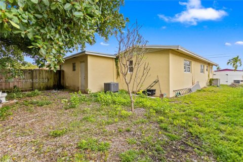 Купить коммерческую недвижимость в Майами-Гарденс, Флорида 240.62м2, № 2044819 - фото 12