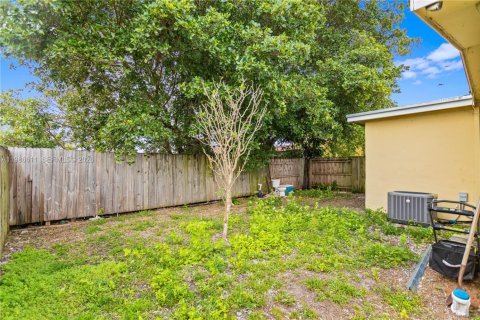 Купить коммерческую недвижимость в Майами-Гарденс, Флорида 240.62м2, № 2044819 - фото 11