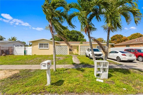 Купить коммерческую недвижимость в Майами-Гарденс, Флорида 240.62м2, № 2044819 - фото 2