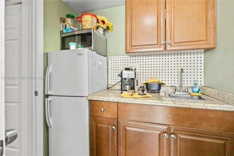 Купить коммерческую недвижимость в Майами-Гарденс, Флорида 240.62м2, № 2044819 - фото 14