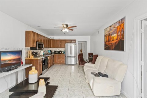 Купить коммерческую недвижимость в Майами-Гарденс, Флорида 240.62м2, № 2044819 - фото 21