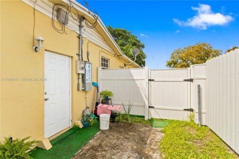 Купить коммерческую недвижимость в Майами-Гарденс, Флорида 240.62м2, № 2044819 - фото 18