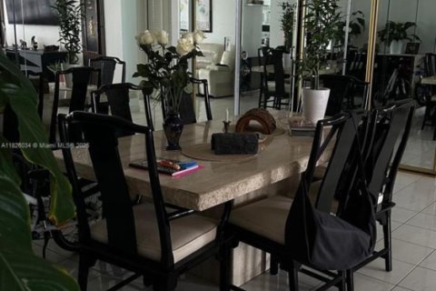 Condominio en alquiler en Sunny Isles Beach, Florida, 2 dormitorios, 118.45 m2 № 1938247 - foto 2