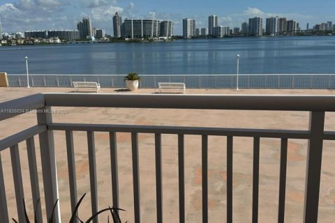 Condominio en alquiler en Sunny Isles Beach, Florida, 2 dormitorios, 118.45 m2 № 1938247 - foto 1