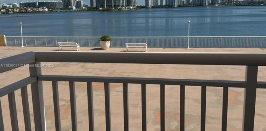 Condominio en Sunny Isles Beach, Florida, 2 dormitorios № 1938247