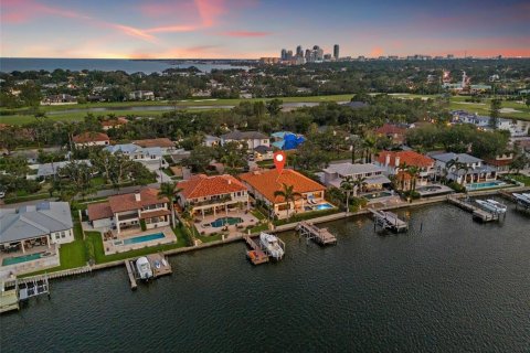 Casa en venta en Saint Petersburg, Florida, 4 dormitorios, 379.69 m2 № 1777521 - foto 1