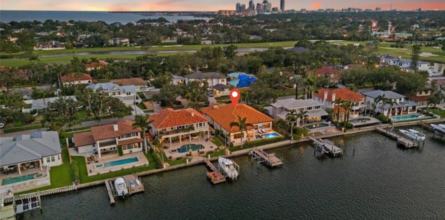 Casa en Saint Petersburg, Florida 4 dormitorios, 379.69 m2 № 1777521