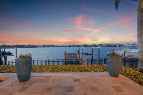 Casa en venta en Saint Petersburg, Florida, 4 dormitorios, 379.69 m2 № 1777521 - foto 10