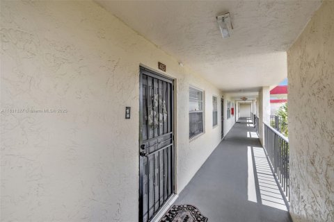 Condo in Lauderdale Lakes, Florida, 2 bedrooms  № 1814244 - photo 2