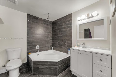 Купить таунхаус в Майами, Флорида 3 спальни, 151.43м2, № 1993365 - фото 19