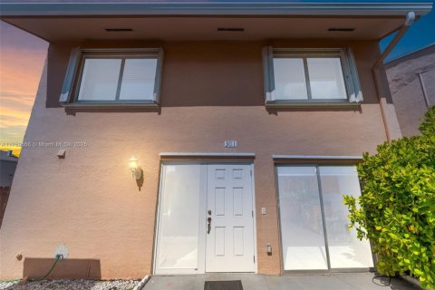 Купить таунхаус в Майами, Флорида 3 спальни, 151.43м2, № 1993365 - фото 1