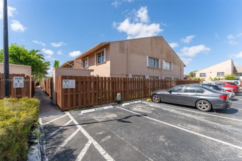 Купить таунхаус в Майами, Флорида 3 спальни, 151.43м2, № 1993365 - фото 25